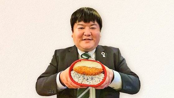 '다케벤토' 개발자인 하야시 히로아키씨가 4탄 '생선까스 도시락'을 들고 있다. 로손100 홈페이지