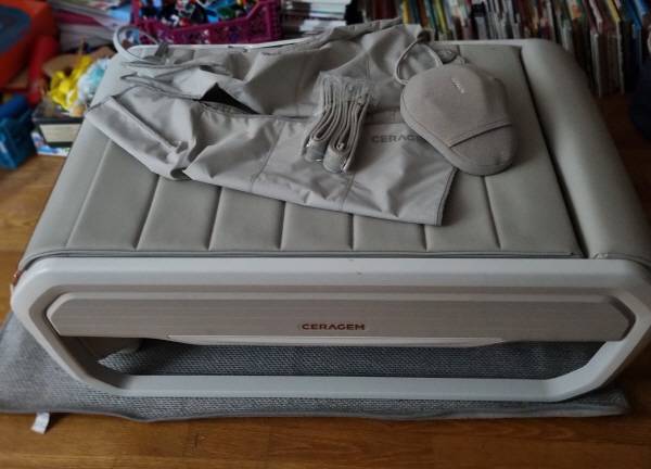 세라젬 마스터 V6의 침대, 에어셀, 복부 마사지 기기를 침대 슬라이드 위에 올렸다. 띠는 골반이 뒤틀린 사용자를 묶어서 마사지 도중 뒤틀리지 않도록 잡아준다. 정옥재 기자