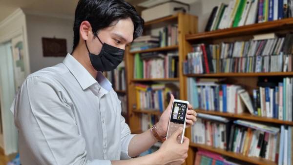 세라젬 유기풍 매니저가 제품을 전달하며 사용법을 설명하고 있다. 정옥재 기자