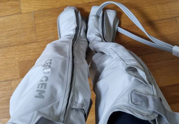 세라젬 다리 마사지를 위해 에어셀을 착용했다. 정옥재 기자