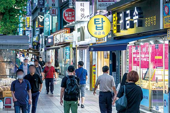 귀금속 투자 수요와 미뤄둔 결혼 수요가 폭발하면서 귀금속 거리도 활기를 띤다. (윤관식 기자)