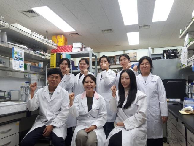 한의과학연구부 정지연(앞줄 가운데) 박사 연구팀.[한국한의학연구원 제공]