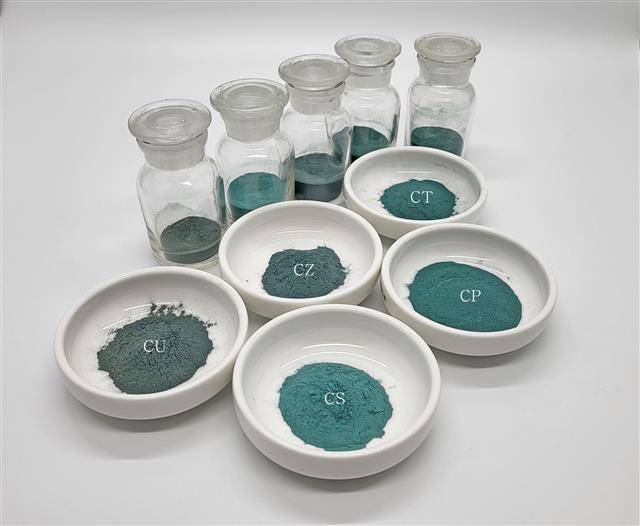 구리(맨 왼쪽) 및 구리합금 등을 부식시켜 만든 전통 안료 ‘동록’의 제조법이 밝혀지면서 채색 문화유산의 원형 복원에 대한 기대감이 커지고 있다.문화재청 제공