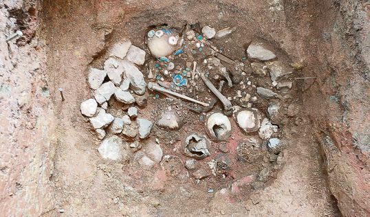 페루와 일본 고고학자들이 합동으로 발굴한 3000년 전의 무덤. 부장품들이 보인다. 페루 문화부