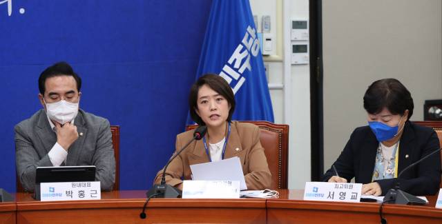 고민정(가운데) 더불어민주당 최고위원이 31일 국회에서 열린 최고위원회의에서 발언하고 있다. /성형주 기자