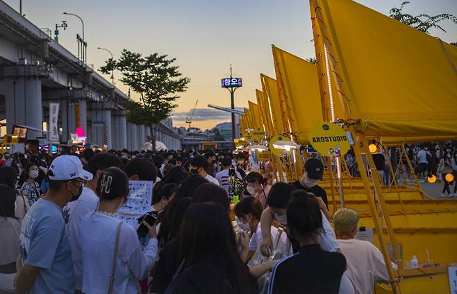 &nbsp;음식뿐만 아니라 다양한 액세서리를 판매하는 부스도 마련돼 있다