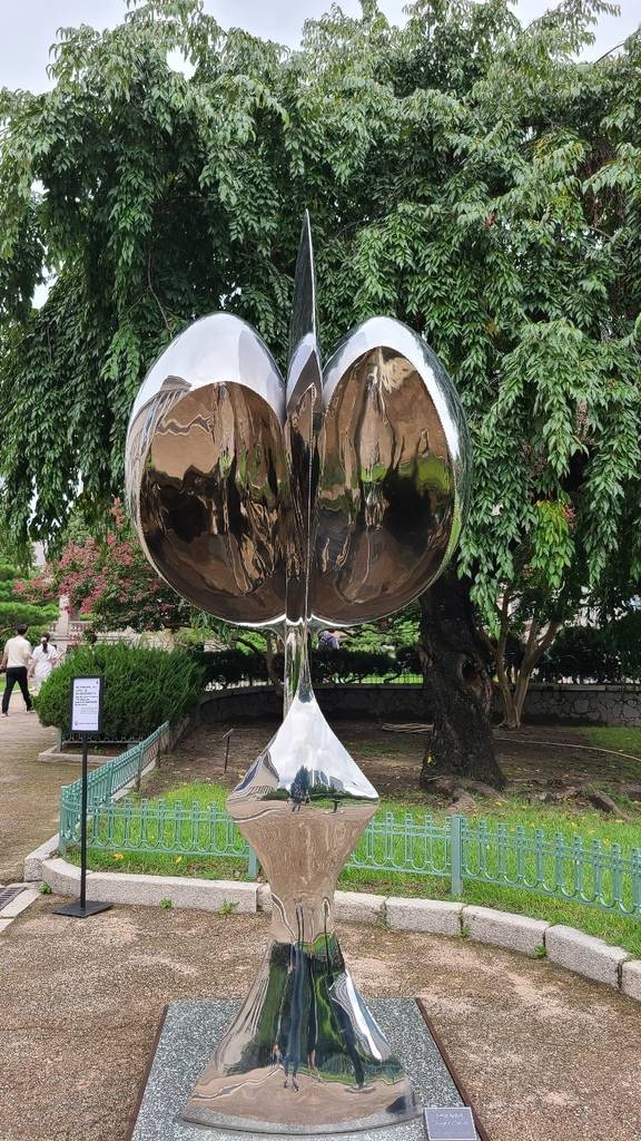 문신 '우주를 향하여', 1985, 스테인리스 스틸, 280×120×120cm, 창원시립마산문신미술관 소장 [국립현대미술관 제공. 재판매 및 DB 금지]