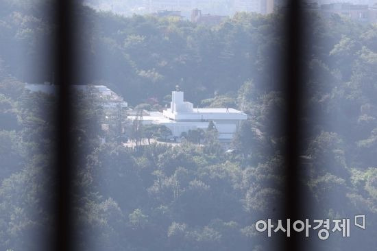 윤석열 대통령이 9월 초 서울 서초동 사저를 떠나 한남동 관저로 입주할 것으로 알려졌다. 이에 따라 국방부는 31일부터 기존 외교부 장관 공관이었던 한남동 관저 일대를 군사시설 보호구역으로 지정하고 경호를 강화했다. 1일 서울 남산에서 바라본 한남동 관저 모습. /문호남 기자 munonam@