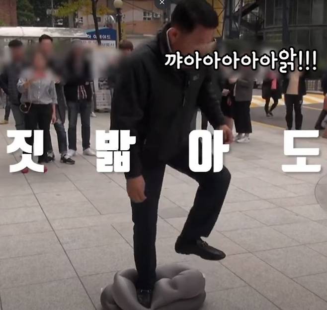 블랭크코퍼레이션이 지난 2017년 일명 '마약베개'를 홍보하기 위해 제작한 실험카메라 형식의 동영상. / 유튜브 캡처