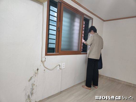 지난달 30일 서울 광진구 일대 공인중개사에서 A씨(28)가 LH전세자금대출 가능한 셋방을 구하고 있다. 공인중개사를 통해 소개받은 방 한쪽에는 곰팡이가 피어있다./ 사진=김동규 기자
