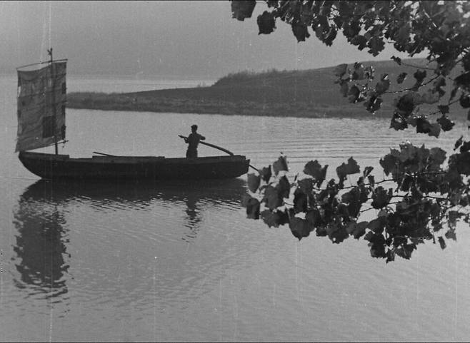 작곡가 윤이상이 영화음악을 담당한 1952년 영화 <낙동강>의 한 장면. 그동안 유실됐던 이 영화의 필름이 최근 발견돼 윤이상이 영화음악을 만든 사실이 처음으로 확인됐다. 통영국제음악재단 제공