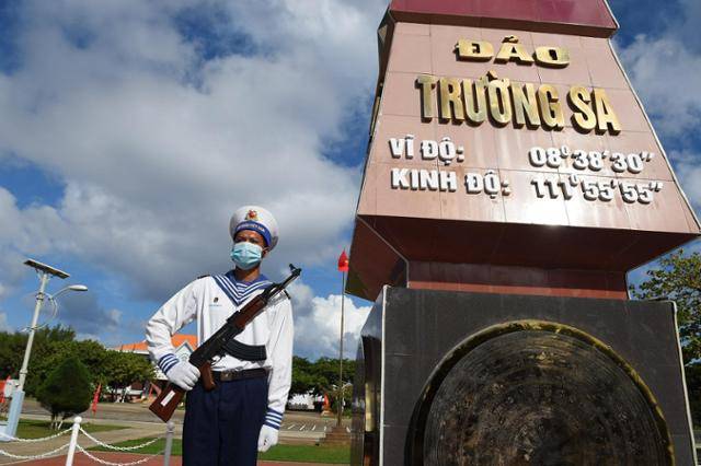 지난 5월 한 베트남 해군 병사가 남중국해 스프래플리 군도에 위치한 자국 해군기지에서 경계근무를 서고 있다. 베트남넷 캡처