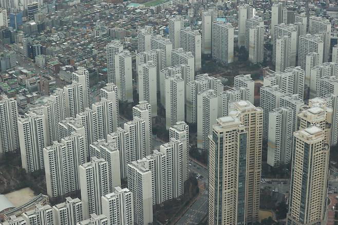 서울 송파구 롯데월드타워 전망대 서울스카이에서 바라본 서울 시내 아파트 단지 모습.  연합뉴스