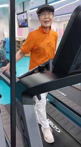 지난달 29일 송정숙 전 보건사회부 장관이 ‘삼성노블카운티’에있는 피트니스 센터에서 러닝 머신을 이용해 걷기 운동을 하고 있다. 그는 “끊으면 끝난다”며 중단하지 말고 지속적으로 운동해야 한다고 강조했다.