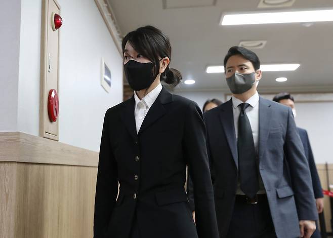 김건희 여사가 지난 달 25일 오후 경기도 수원시 권선구 수원중앙병원 장례식장에 마련된 '수원 세 모녀' 빈소를 찾아 조문하기 위해 들어서고 있다. [연합]