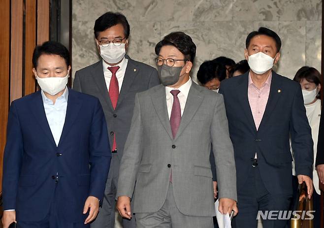 [서울=뉴시스] 전진환 기자 = 권성동 국민의힘 원내대표가 1일 서울 여의도 국회에서 열리는 원내대책회의에 참석하고 있다. (공동취재사진) 2022.09.01.  photo@newsis.com