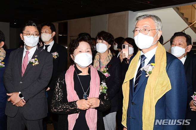 [김해=뉴시스] 차용현 기자 = 1일 오전 문재인 전 대통령과 김정숙 여사, 권양숙 여사가 이날 경남 김해시 진영읍 봉하마을에서 개관한 노무현 대통령 기념관을 둘러보고 있다. 2022.09.01. con@newsis.com