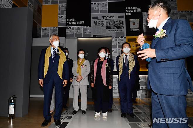 [김해=뉴시스] 차용현 기자 = 1일 오전 문재인 전 대통령과 김정숙 여사, 권양숙 여사가 이날 경남 김해시 진영읍 봉하마을에서 개관한 노무현 대통령 기념관을 둘러보고 있다. 2022.09.01. con@newsis.com