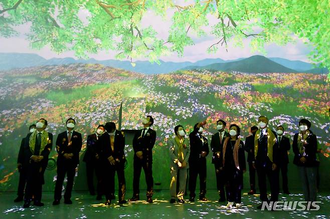 [김해=뉴시스] 차용현 기자 = 1일 오전 문재인 전 대통령과 김정숙 여사, 권양숙 여사가 이날 경남 김해시 진영읍 봉하마을에서 개관한 노무현 대통령 기념관을 둘러보고 있다. 2022.09.01. con@newsis.com