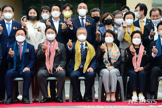 [김해=뉴시스] 차용현 기자 = 1일 오전 경남 김해시 진영읍 봉하마을에서 열린 노무현 대통령 기념관 개관식에 참석한 문재인 전 대통령을 비롯한 내빈들이 기넘촬영을 하고 있다. 2022.09.01. con@newsis.com