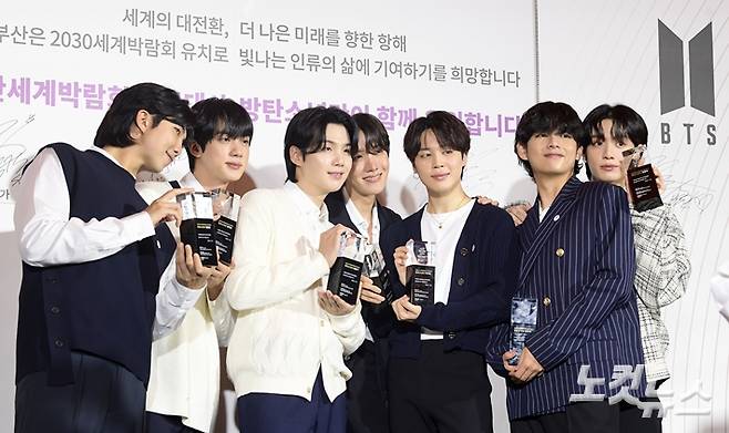 7월 19일 서울 용산구 하이브 사옥에서 열린 2030 부산세계박람회 홍보대사 위촉식에서 방탄소년단이 위촉패를 들고 기념촬영하고 있다. 사진=박종민 기자