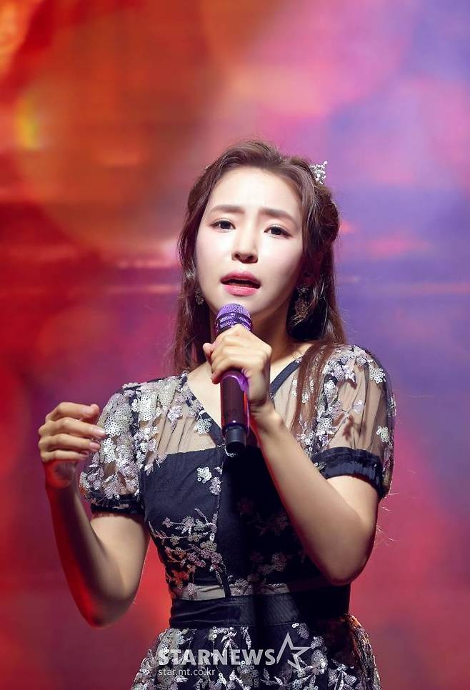 가수 홍자가 29일 오후 온라인으로 짆애된 두 번째 미니앨범 '술잔' 발매 기념 쇼케이스에서 멋진 무대를 선보이고 있다.  홍자의 이번 앨범에는 타이틀곡 '눈물의 술잔'을 비롯해 '까딱없어요', '저에요', '혼잣말', '눈물의 술잔 (Jazz ver.)' 총 다섯 곡이 수록됐다. / 사진제공 = 미스틱스토리 /사진=김창현 기자 chmt@