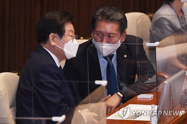 대화하는 이재명 대표와 정청래 최고위원 (서울=연합뉴스) 하사헌 기자 = 더불어민주당 이재명 대표와 정청래 최고위원이 1일 서울 여의도 국회 본회의장에서 열린 제400회 국회(정기회) 1차 본회의에서 대화하고 있다.  2022.9.1 [국회사진기자단] toadboy@yna.co.kr