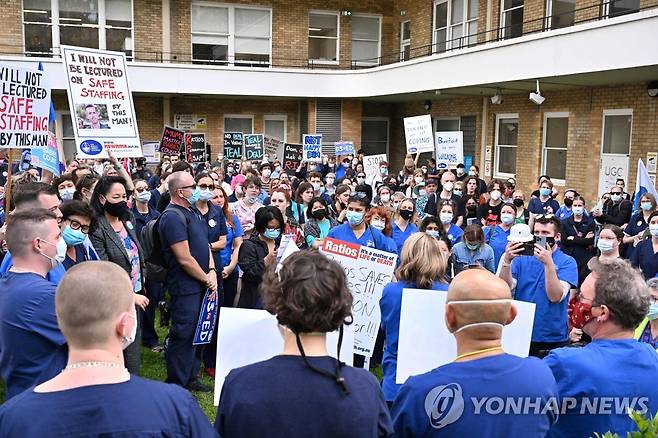 1일 호주 뉴사우스웨일스에서 간호사와 조산사가 처우 개선을 요구하고 있다. [AFP 연합뉴스 자료사진. 재판매 및 DB 금지]