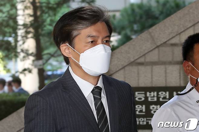 '가족비리 의혹'으로 재판을 받고 있는 조국 전 법무부 장관이 2일 오전 서울 서초구 서울중앙지방법원에서 열린 '입시 비리 및 감찰무마' 등 혐의 관련 공판에 출석하고 있다. 2022.9.2/뉴스1 ⓒ News1 이승배 기자