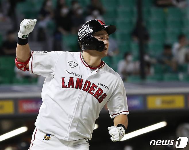 2일 오후 인천시 미추홀구 SSG 랜더스필드에서 열린 프로야구 '2022 신한은행 SOL KBO리그' NC다이노스와 SSG랜더스의 경기, 7회말 1사 1,2루 상황에서 SSG 최주환이 우익수 뒤 3점 홈런을 치고 홈으로 향하고 있다. 2022.9.2/뉴스 ⓒ News1 송원영 기자