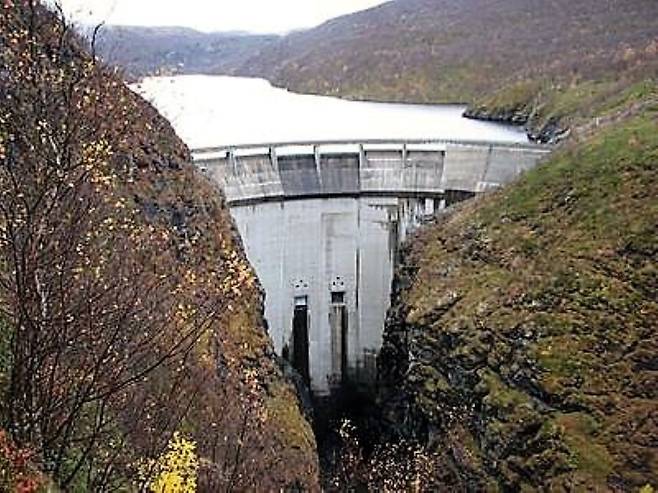 노르웨이는 수력발전소가 많아 유럽에 남는 전기를 수출해왔지만 올해에는 가뭄으로 독일 등에 수출을 제대로 하지 못하는 상황이다. 그 바람에 유럽 전력난이 더욱 악화되고 있다. 노르웨이의 알타 수력발전소./레로(위키피디아)