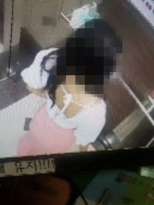 외부인 출입이 제한된 국가안보전략연구원 건물에 여성이 드나드는 모습이 CCTV에 촬영된 모습. /독자 제공