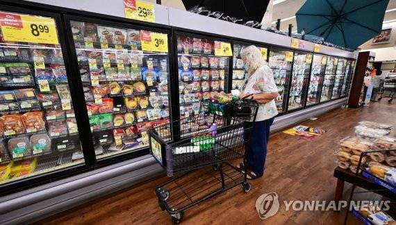 지난 7월 미국 소비지출 증가율이 0.1%에 그쳤다. 소비가 둔화되면서 미국 경기침체 경고음이 커지고 있다. 사진은 캘리포니아의 한 슈퍼마켓 /AFP 연합뉴스