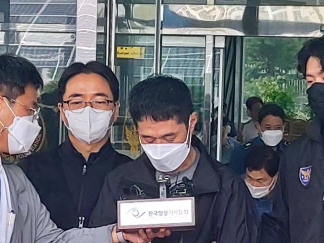 2001년 발생한 대전 국민은행 권총 강도살인 피의자 이승만(가운데)이 2일 오전 대전 동부경찰서 앞 포토라인에서 검찰에 송치되기 전 심경을 밝히고 있다. 대전=최두선 기자