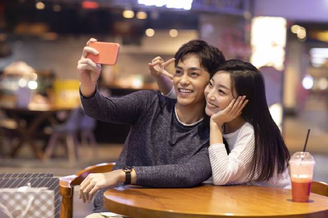 왼쪽 얼굴은 오른쪽 얼굴보다 표정이 자연스럽고 잔근육이 발달했다./사진=게티이미지뱅크