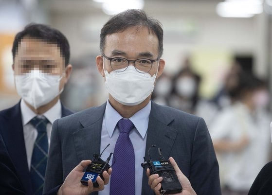 문무일 전 검찰총장이 2일 오후 김학의 전 법무부 차관에 대한 불법 출국금지 사건 수사를 무마하려 한 혐의로 기소된 이성윤 전 서울고검장의 1심 속행공판에 증인으로 출석하기 위해 서초구 서울중앙지방법원 법정으로 향하고 있다. 연합뉴스