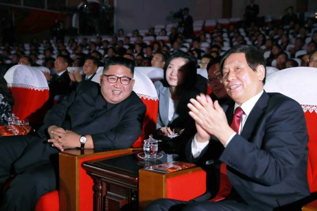 김정은 북한 국무위원장이 2018년 9월 리잔수(栗戰書) 중국 전국인민대표회의 상무위원장 등 중국 대표단을 위한 환영 공연과 연회를 마련한 모습을 보도한 노동신문. [연합]