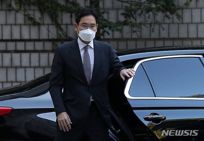 [서울=뉴시스] 이영환 기자 = 삼성 부당합병 혐의로 재판을 받고 있는 이재용 삼성전자 부회장이 2일 오전 서울 서초구 서울중앙지방법원에서 열린 64차 공판에 출석하기 위해 차에서 내리고 있다. 2022.09.02. 20hwan@newsis.com