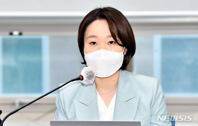 [광주=뉴시스] 류형근 기자 = 16일 오전 광주 서구 더불어민주당 광주시당 대회의실에서 민주당 비상대책위원회 광주회의가 열린 가운데 이소영 비대위원이 발언을 하고 있다. 2022.03.16. hgryu77@newsis.com