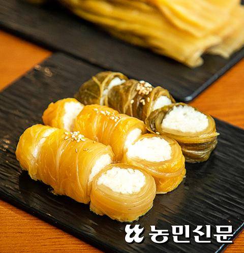 군침이 도는 신맛이 특징인 묵은지말이 김밥. 묵은지가 밥을 감싸는 간단한 형태다.