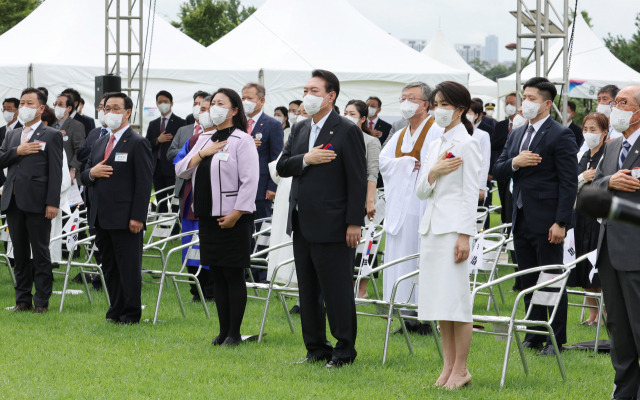 ▲윤석열 대통령 부부가 지난달 15일 제77주년 광복절 경축식에서 국기에 대한 경례를 하고 있다. ⓒ연합뉴스