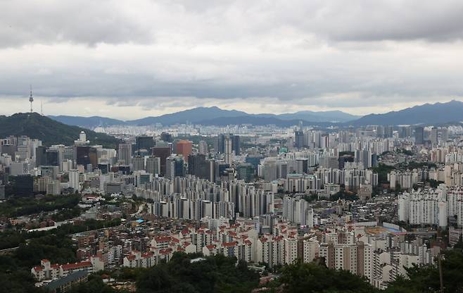 서울 인왕산에서 바라본 서울 시내 아파트와 주택가 모습 ⓒ연합뉴스