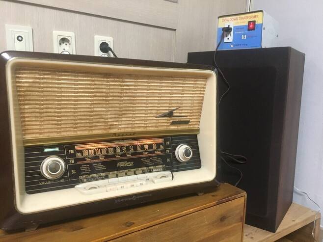 당근마켓을 통해 동네에서 운 좋게 구입한 1959년산 독일 뢰베옵타 진공관 라디오 마그넷 포노박스 05737W.