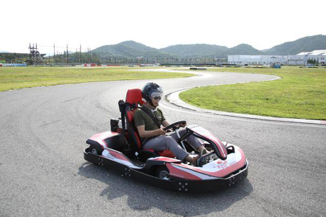 카트는 차체가 낮아 실감 속도는 실제의 3배에 달한다. 10분의 체험 시간이 아쉽게 느껴진다. ⓒ박준규