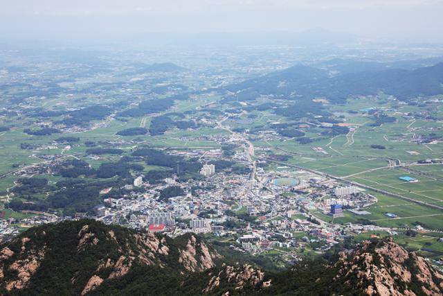 월출산 정상에 서면 발아래로 영암 읍내와 드넓은 평야가 펼쳐진다. ⓒ박준규