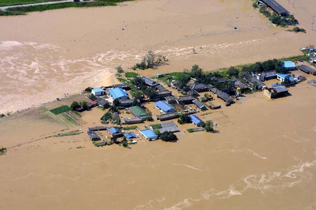 2003년 9월 13일 태풍 매미로 낙동강이 범람하면서 대구시 달성군 구지면 오설리 대정마을이 물에 잠겨 고립돼 있다. 대구=연합뉴스