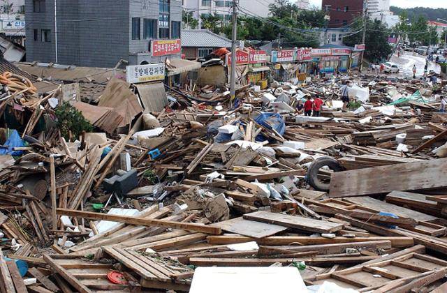 2003년 9월 1일 태풍 루사가 지나간 강원 강릉시 강남동 수해 현장이 마치 폭격을 맞은 듯 가옥과 건물이 파손돼 있다. 강릉=김재현기자