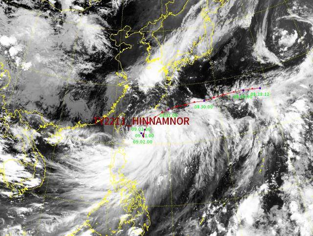 2일 오후 4시50분 기준 제11호 태풍 힌남노의 모습. 느린 속도로 북상을 위해 자세를 바꾸고 있다. 기상청 캡처