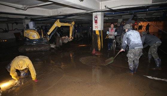 태풍 '차바'의 영향으로 피해를 본 경남 양산시 양산시의 한 아파트에서 주민과 공무원,군장병 등이 침수된 지하주차장 복구 작업을 진행하고 있다. [중앙포토]
