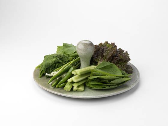 우리음식을 연구하는 온지음 맛공방에서 고려시대 대표 음식들을 재현했다. 금채(상추)등의 채소를 손잡이가 달린 청자 접시에 담았다. [사진 아름지기]